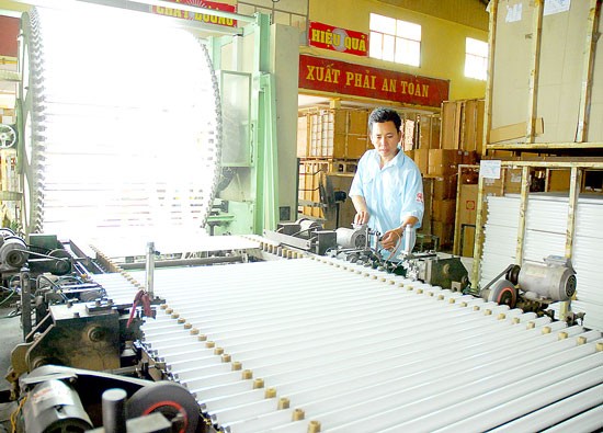 Production of fluorescent lamps for exports at Dien Quang Joint Stock Company (Photo: SGGP)